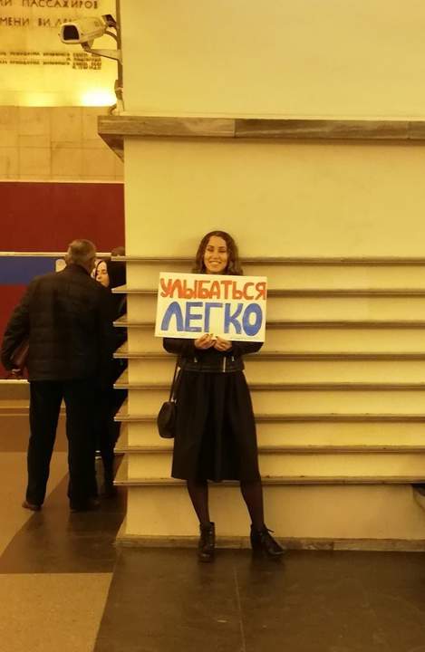 Если человек постоянно улыбается, то это либо клоун, либо жулик, либо он пытается тебе что-то продать...