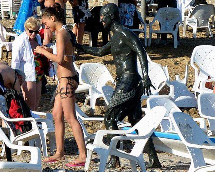 Чуешь, тычу тебя пальцем в спину? Чую! Так это не палец...
